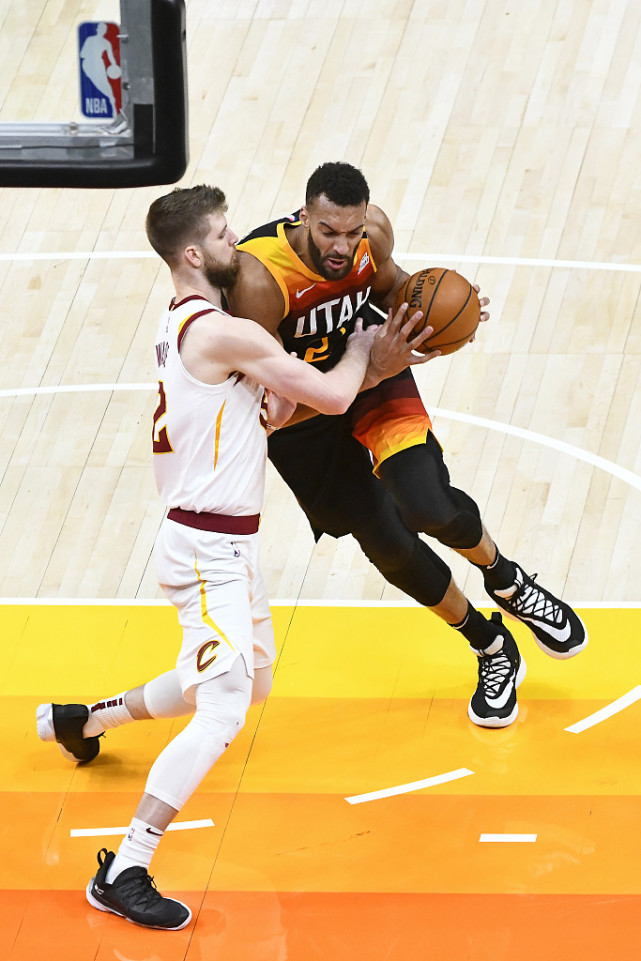 广州队力克太阳，戈贝尔统治全场