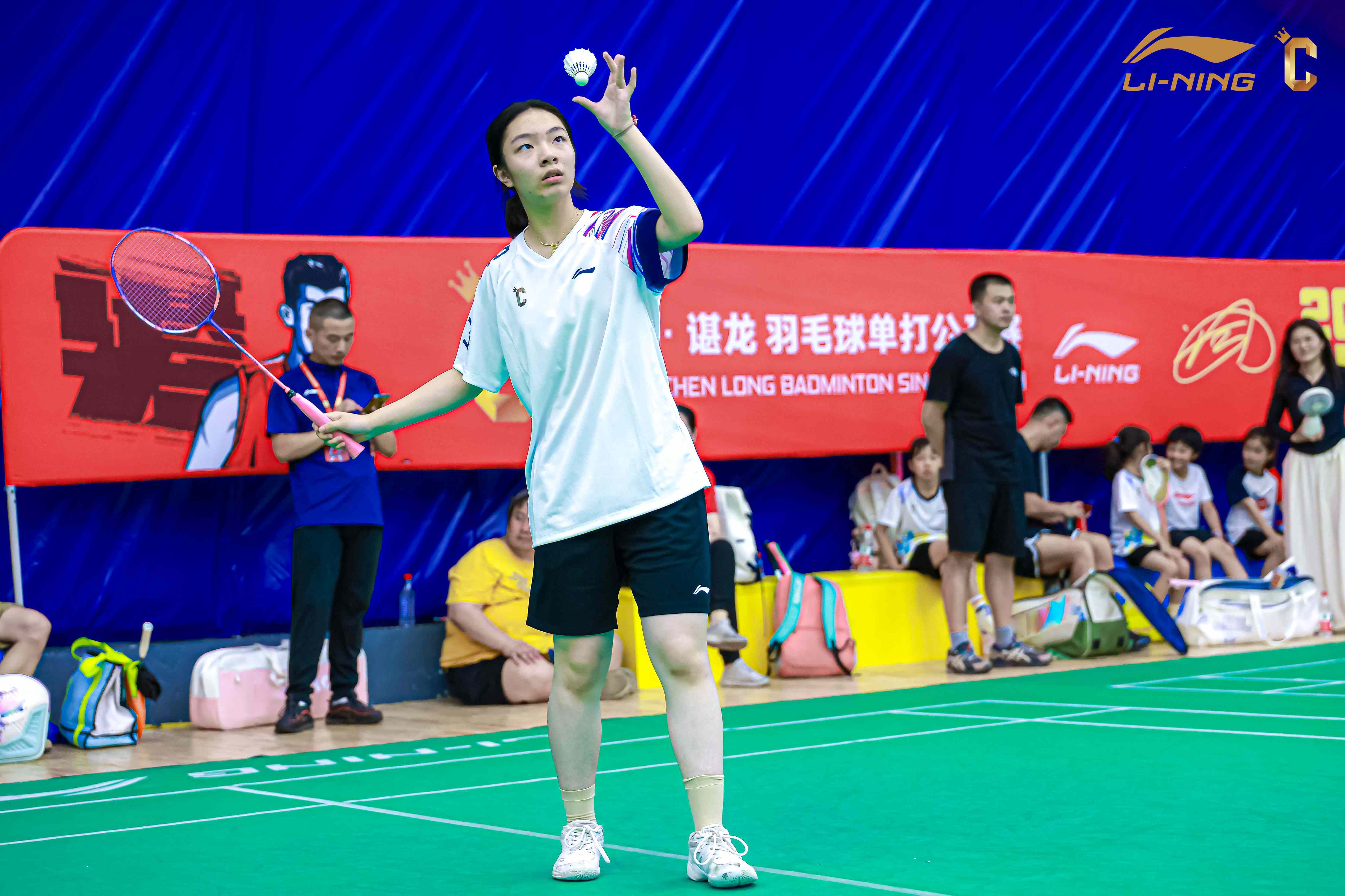 泰国羽毛球队险胜法国羽毛球队，谌龙统治全场