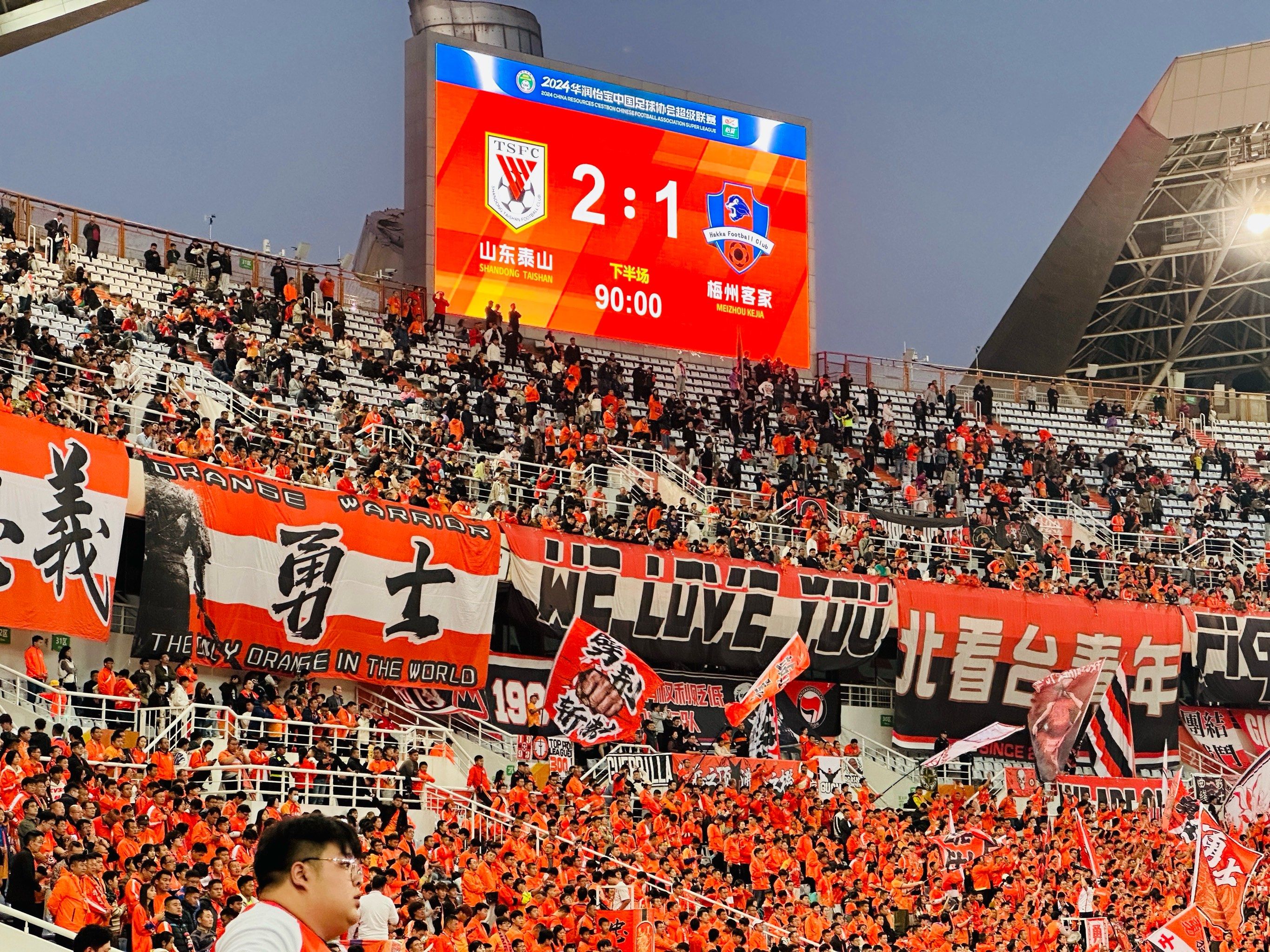 精彩对决引爆激情,球星表现堪称一绝 精彩对决引爆激情,球星表现堪称一绝