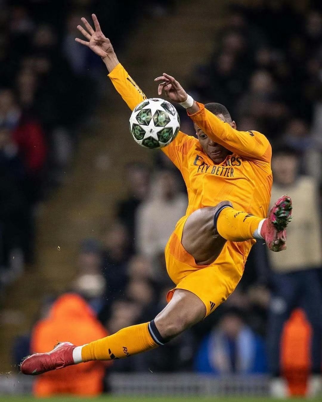 欧冠比赛激烈展开，球员展现技术